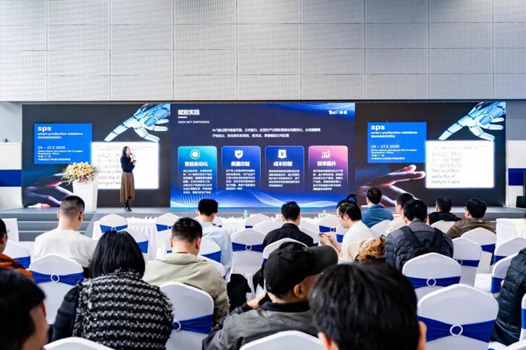  触想市场部经理张树艳发表演讲